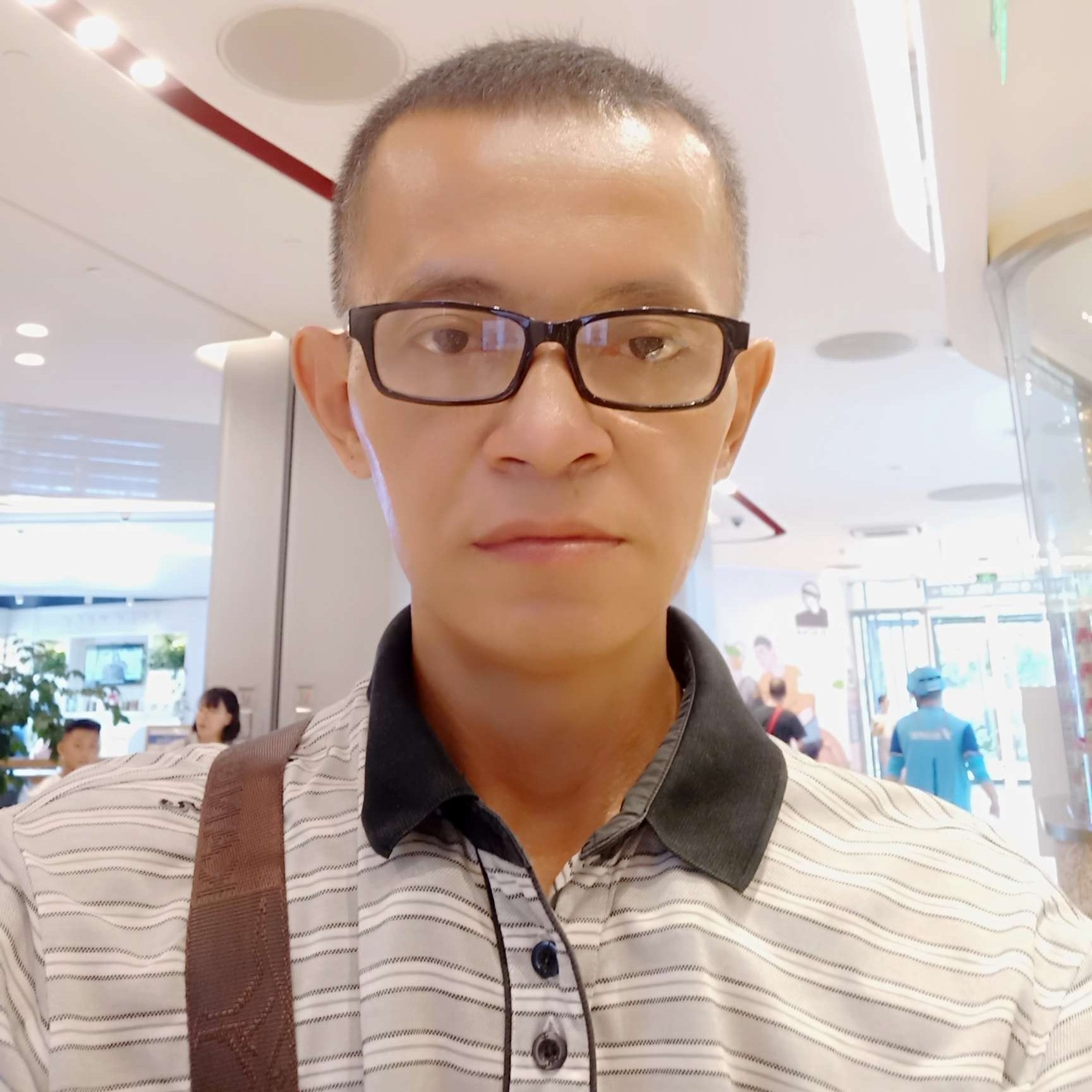乐观拿枫叶的照片