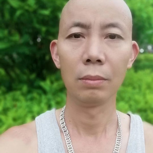 项链向自信的照片