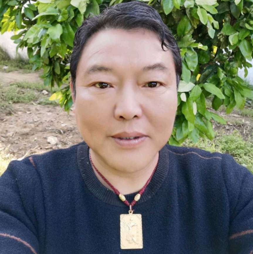 恬静挽手信封的照片