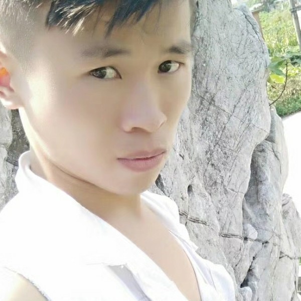 懵懂深拥方盒的照片
