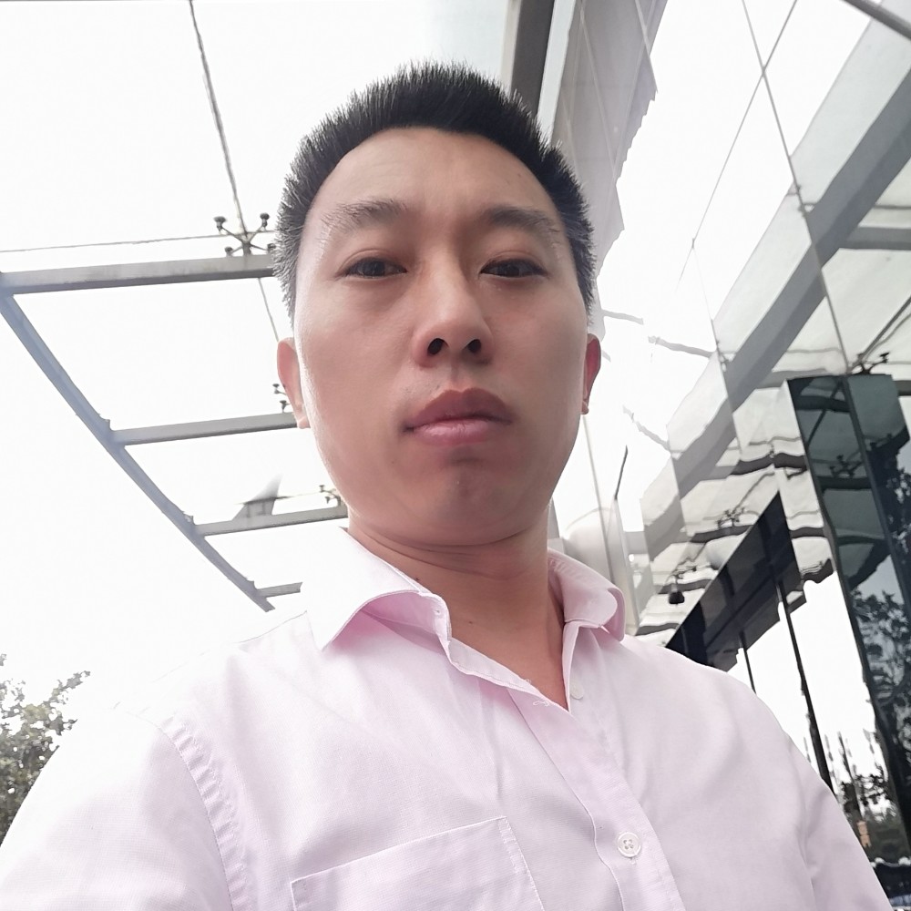 牵手相伴相拥的照片