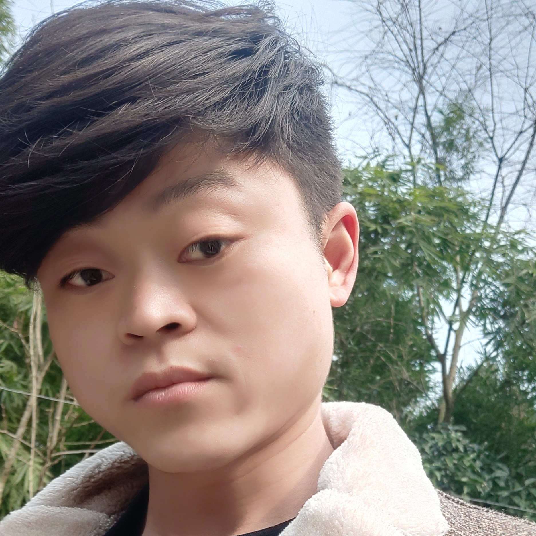 震动等待板凳的照片