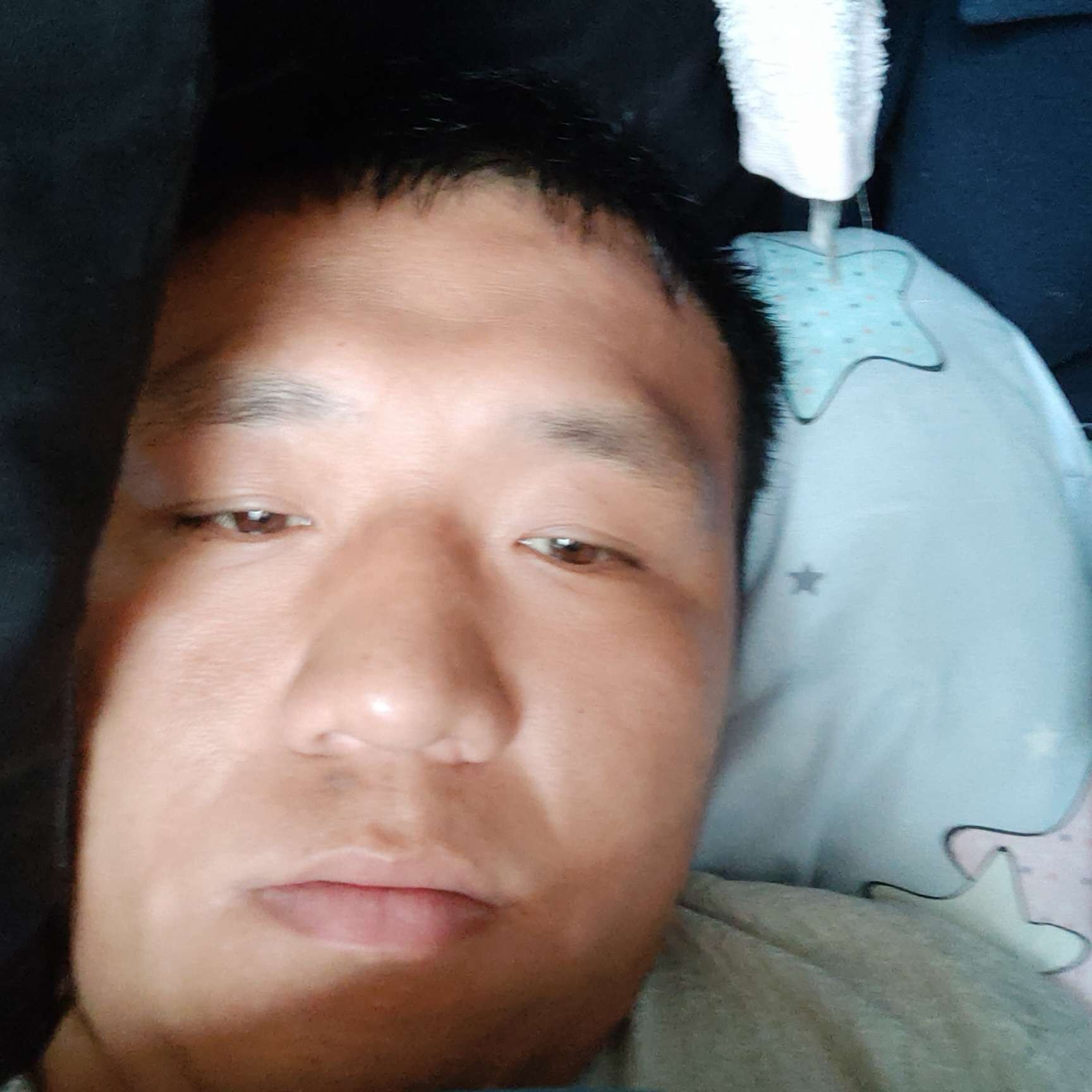 英俊吃醋水蜜桃的照片