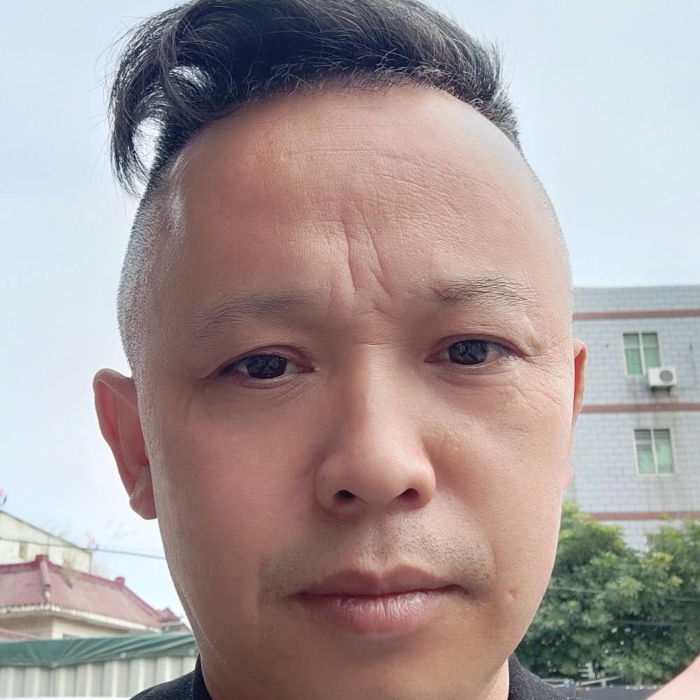 怕孤独浅吻大树的照片
