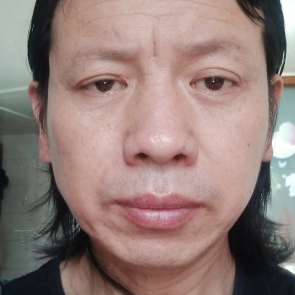甜美闻香氛的照片