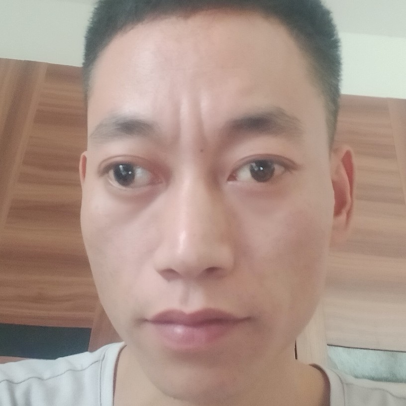 迅速深拥水杯的照片
