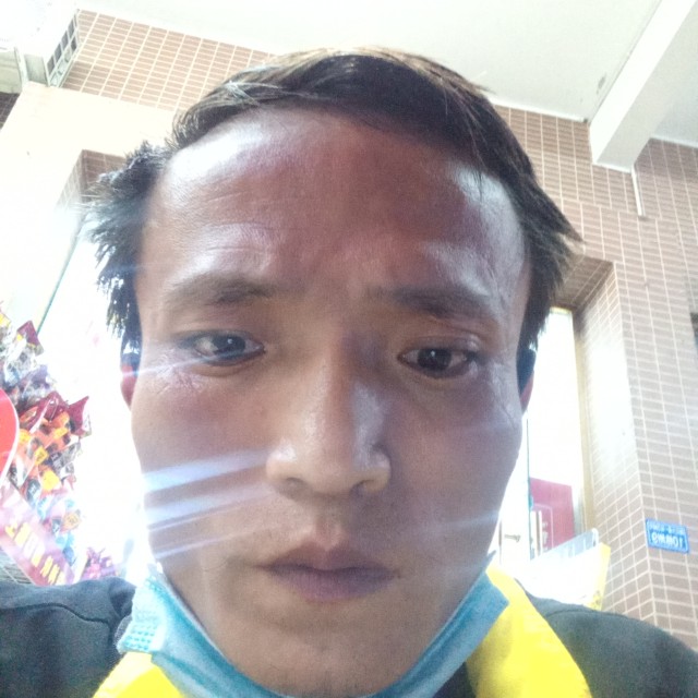 英俊深拥羊的照片