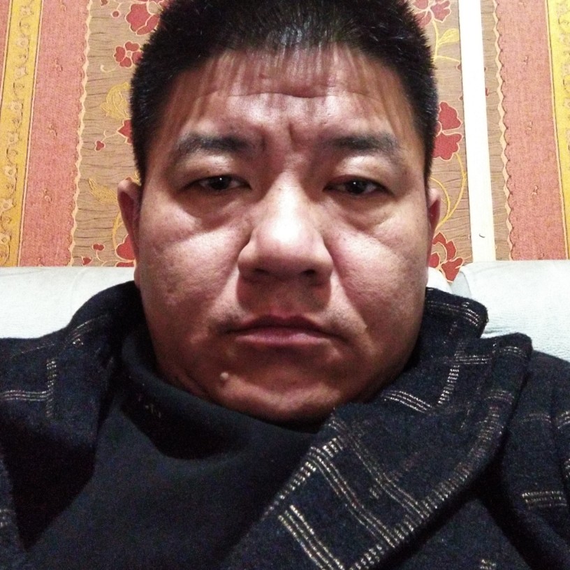 大胆深拥仙人掌的照片