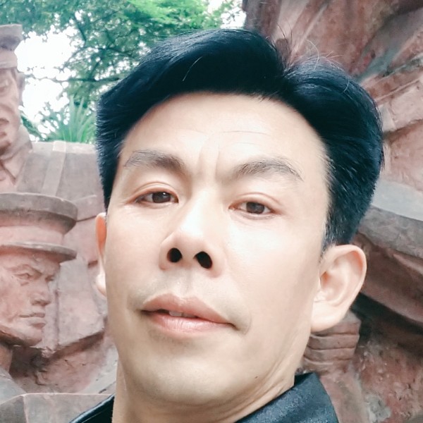 妩媚迎玫瑰的照片