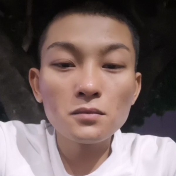 仁爱回眸冬日的照片