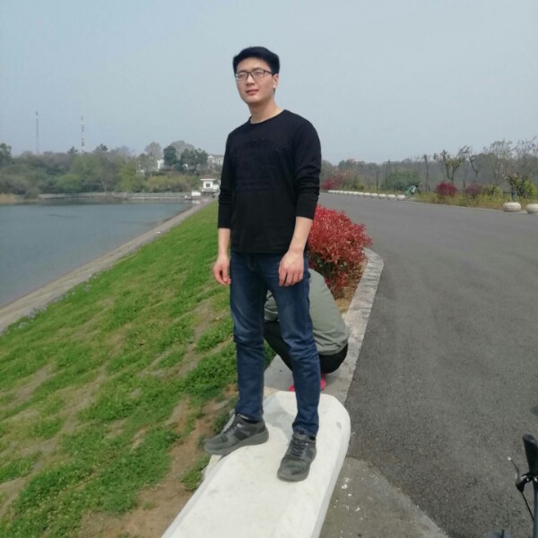 稳重拿白开水的照片