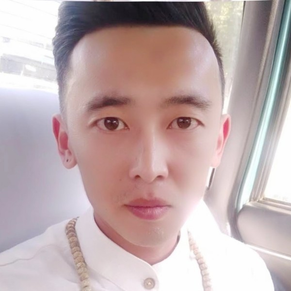 彼岸有花花旁有人的照片