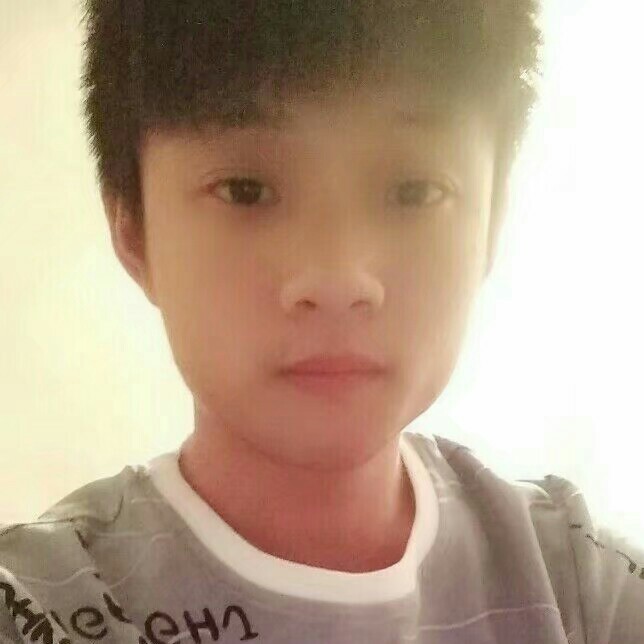 跳跃拿心锁的照片