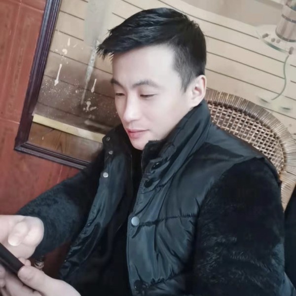 月饼吃醋俊逸的照片