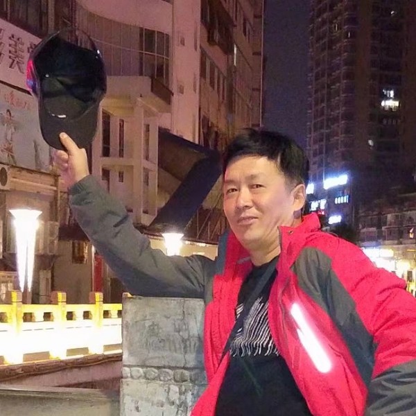 汪洋里的一叶小舟的照片