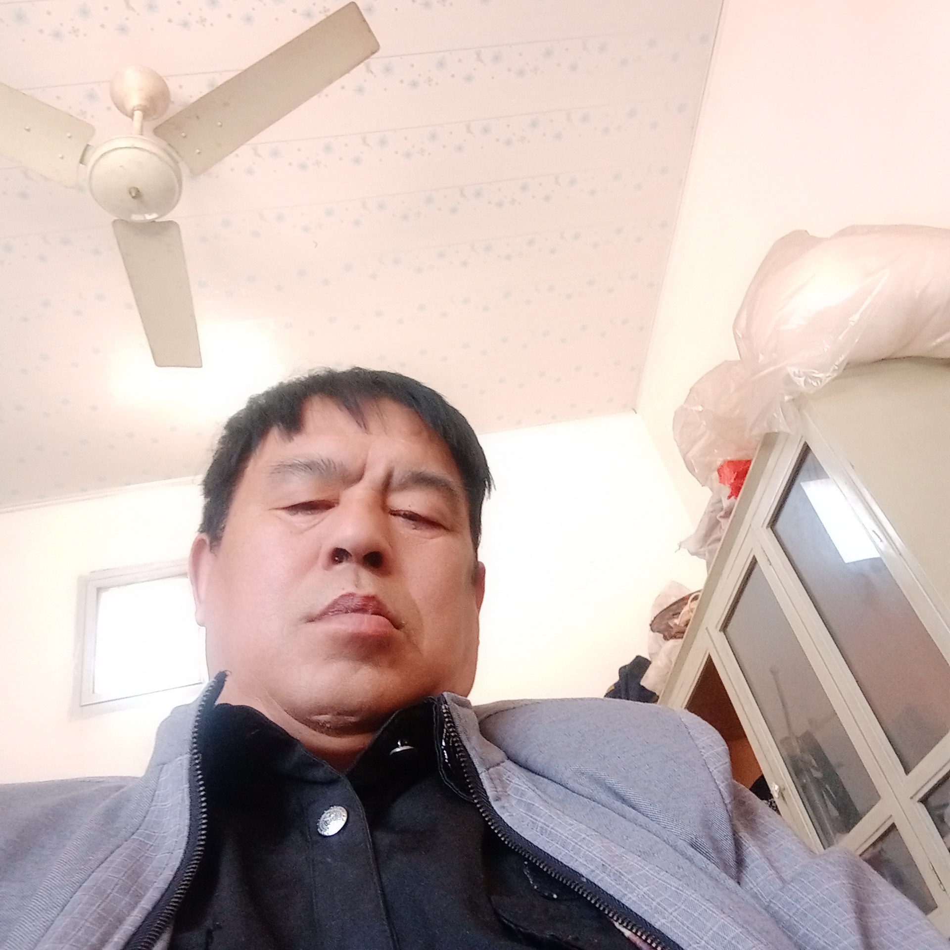 过时挽手冷月的照片