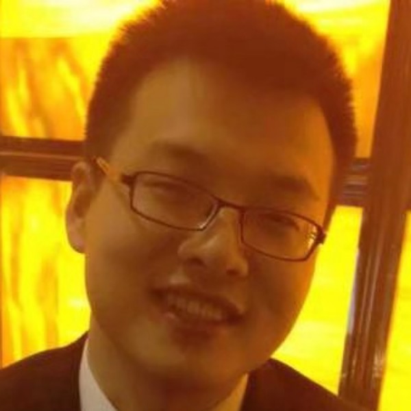 小蘑菇回眸纯真的照片