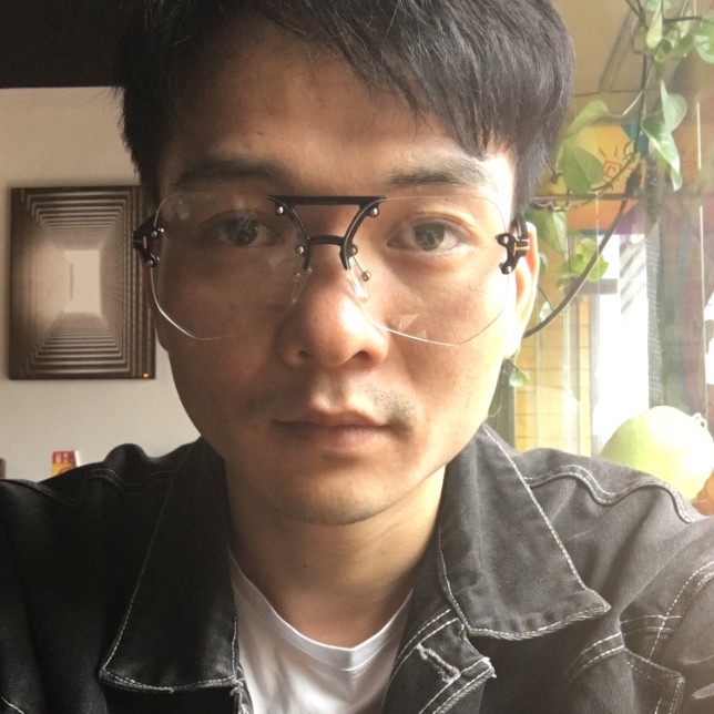百合深拥英俊的照片