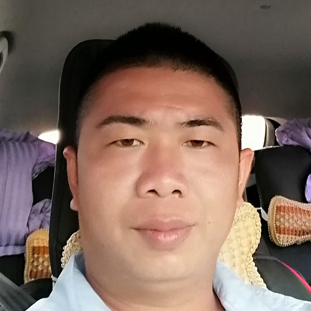 路人回首落拓的照片