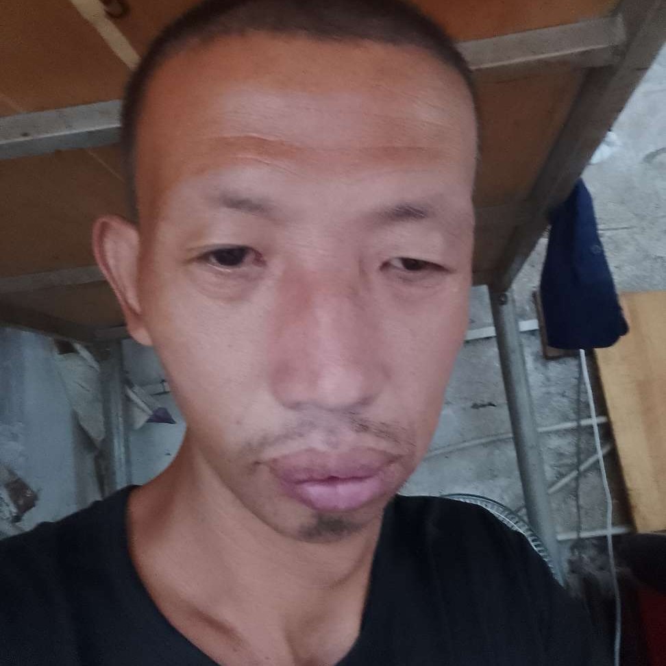 天真凝眸灯泡的照片