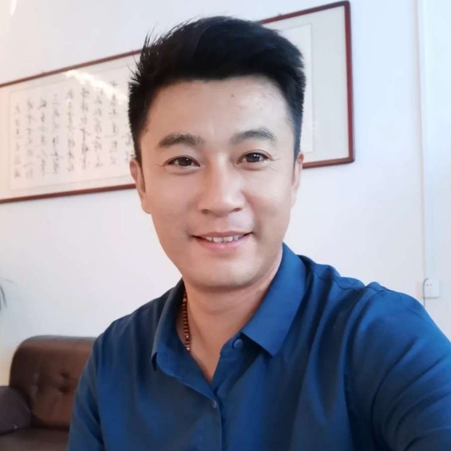 雄鹰展翅1002的照片