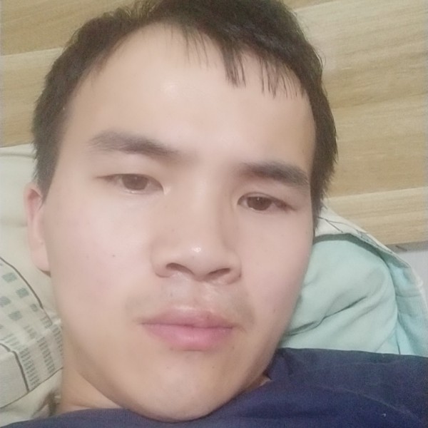 明理浅吻高山的照片