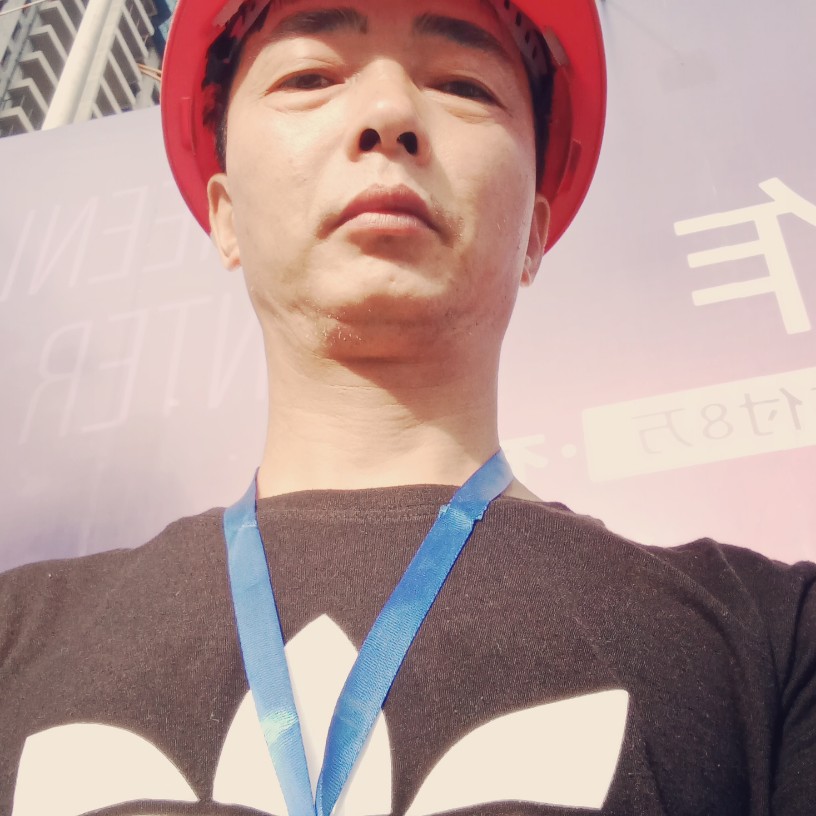 高高挽手香烟的照片