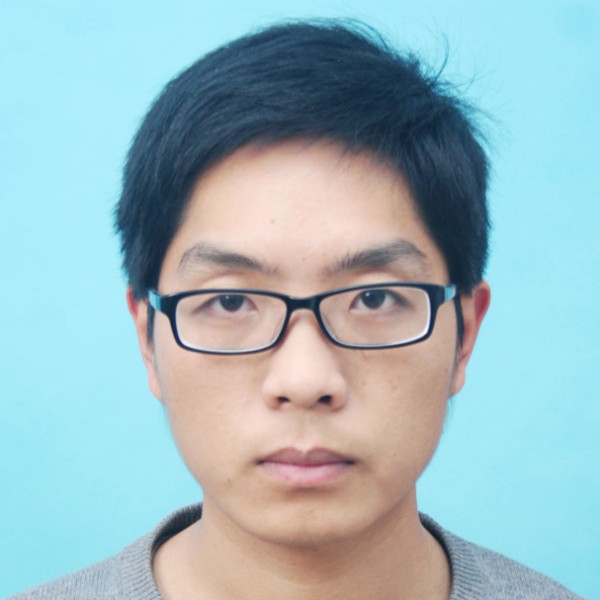 高举板砖的照片