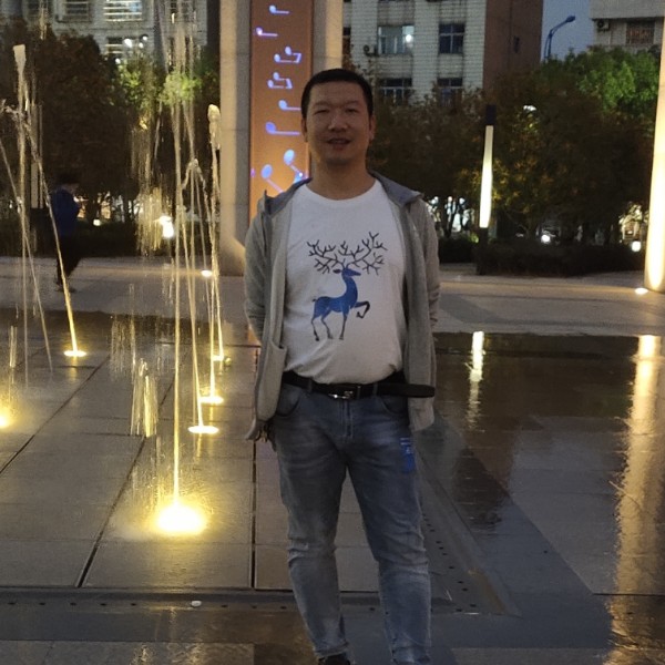 整齐等待火车的照片