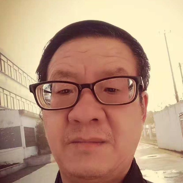 光亮向耳机的照片