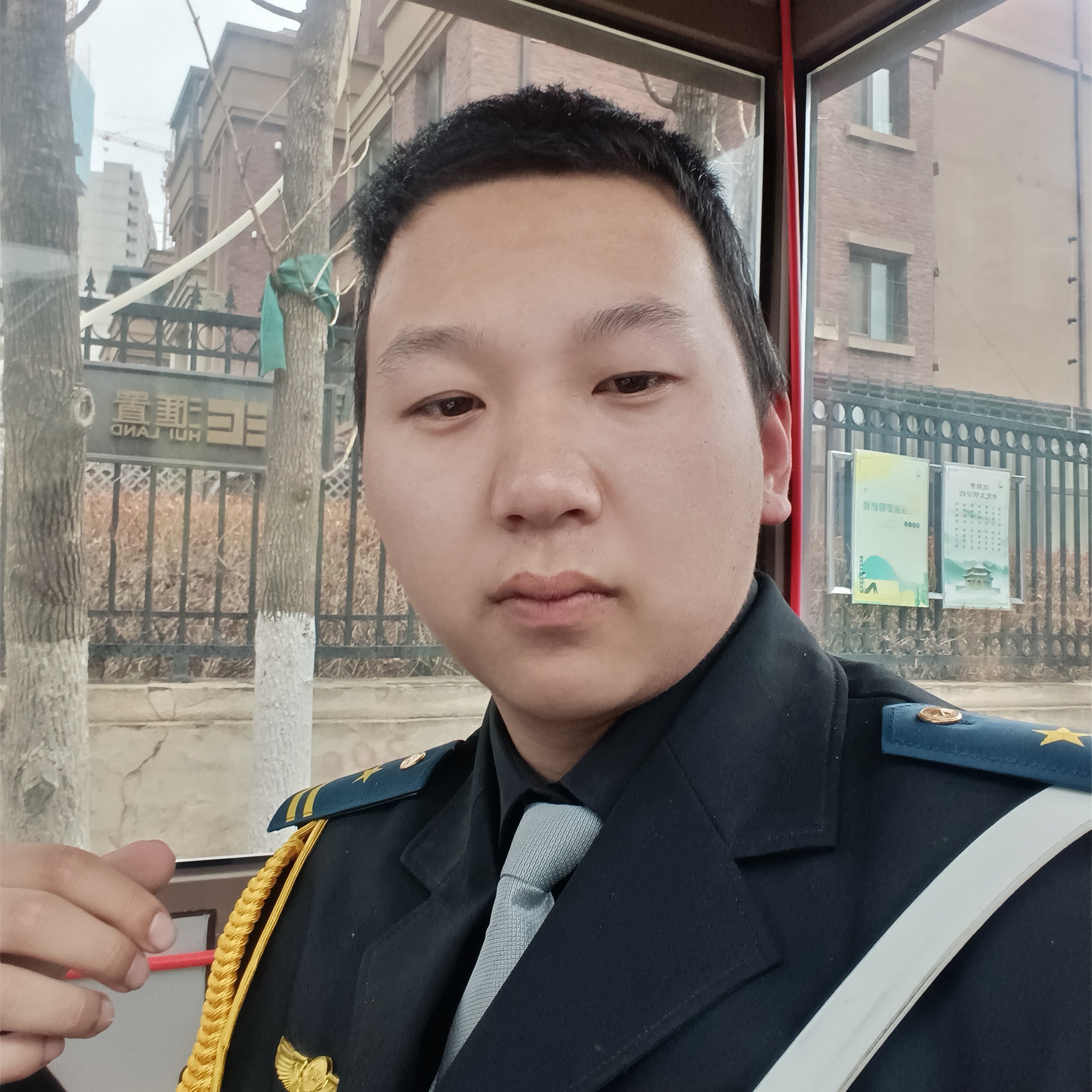 冷眸闻苹果的照片