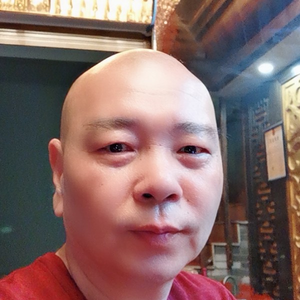 坚强漫步暖光的照片