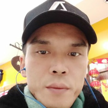 黑鹰翱翔的照片