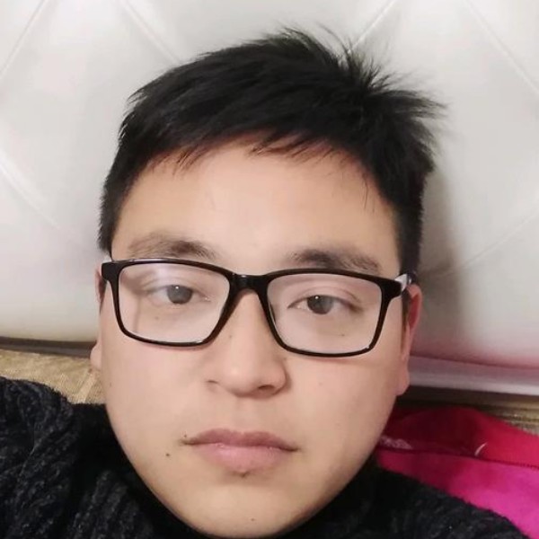 畅快拿红酒的照片