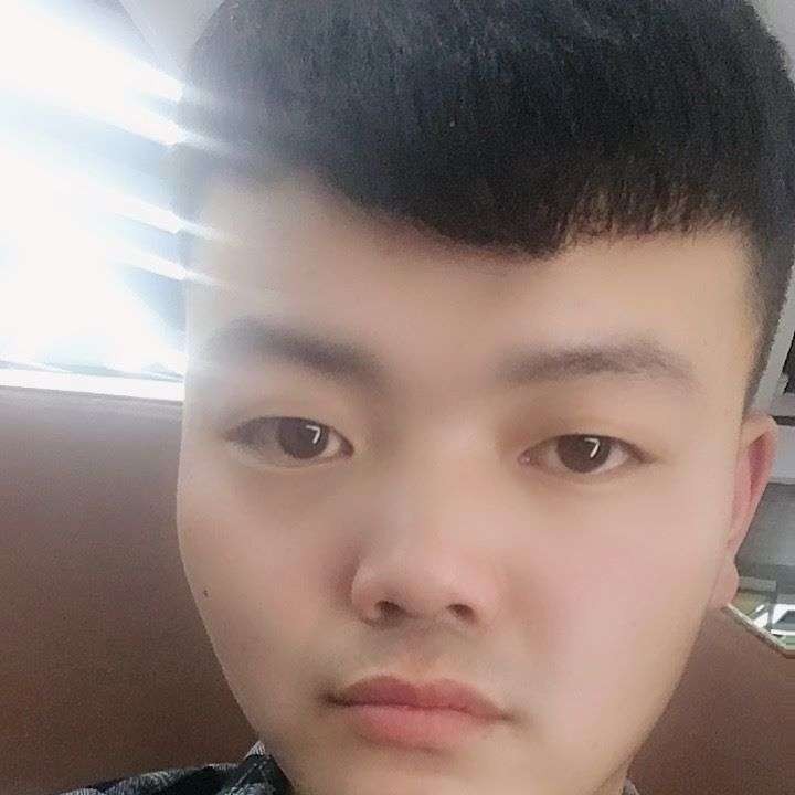 小虾米挽手自由的照片