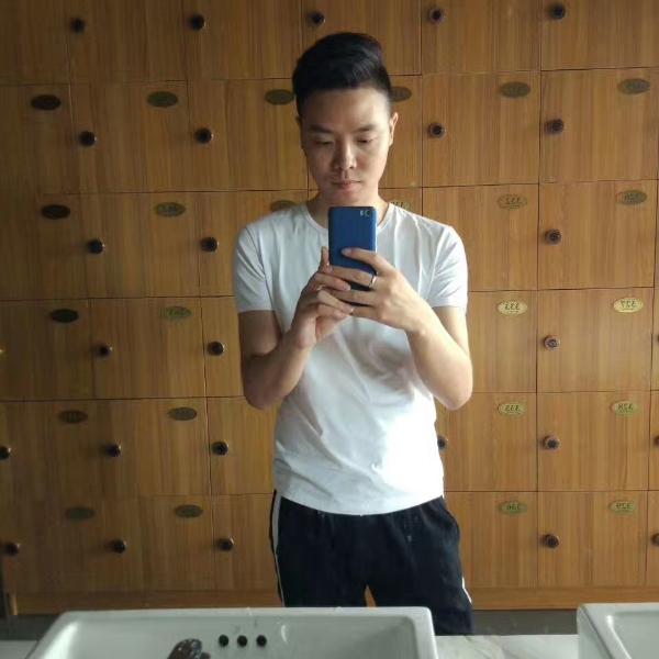 帅哥等待大力的照片