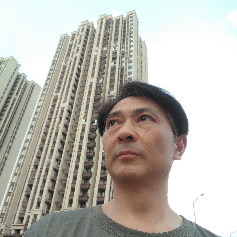 包容扯自行车的照片