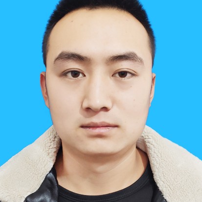 专注踢水壶的照片