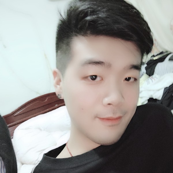 路边的小孩的照片