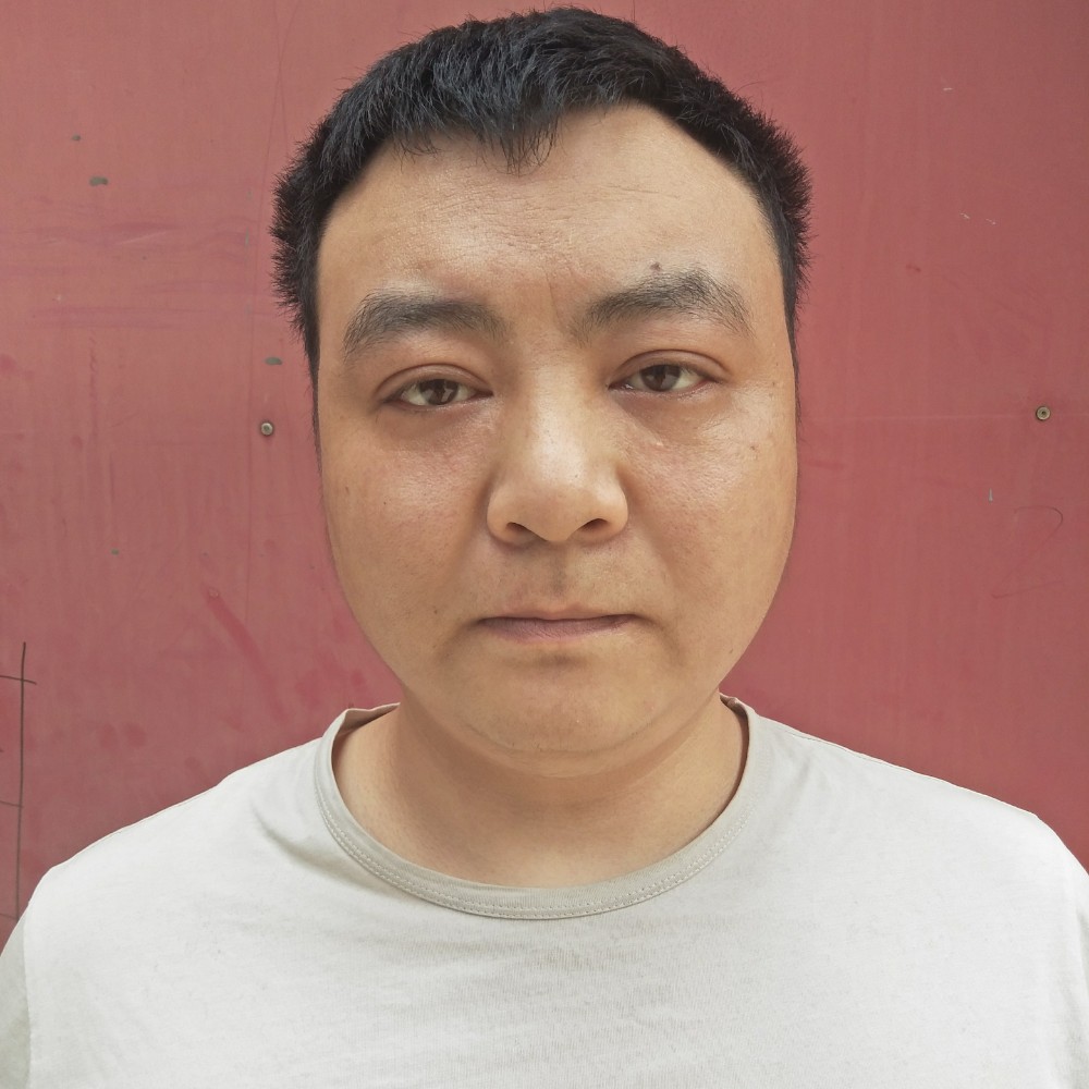 若溪回眸忧虑的照片