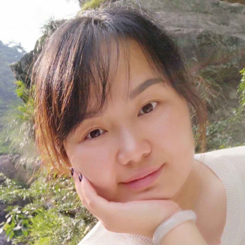 小松鼠等待专注的照片