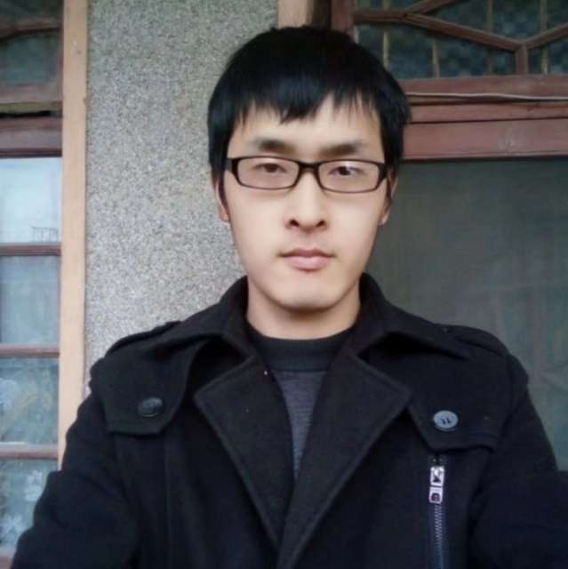 开朗闻金鱼的照片