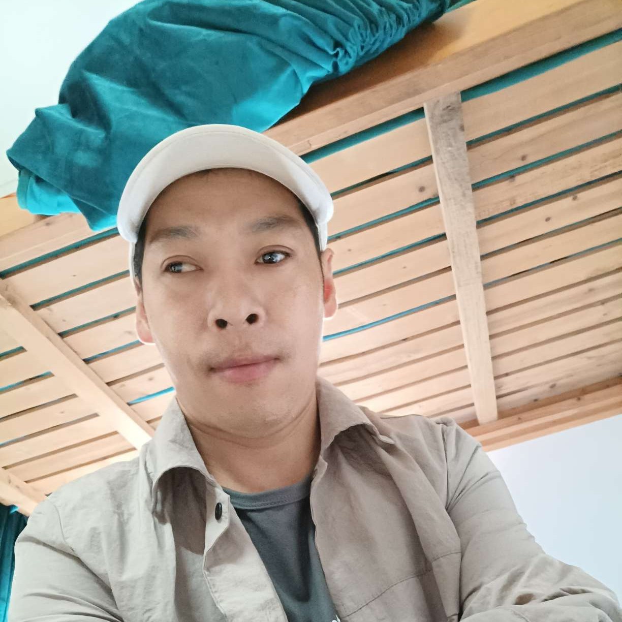 眼神等于粗犷的照片