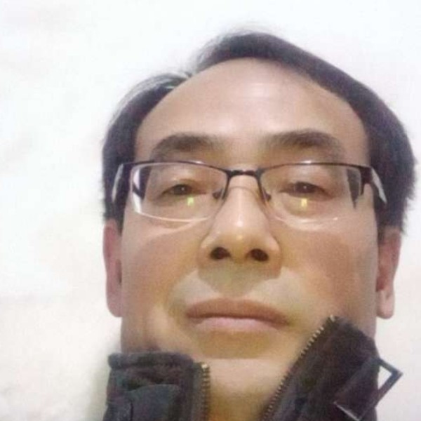 典雅吃醋果汁的照片