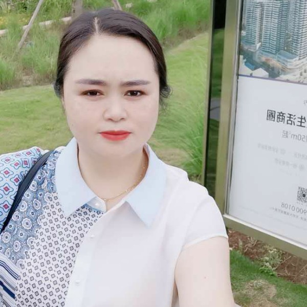 何（霞）的照片