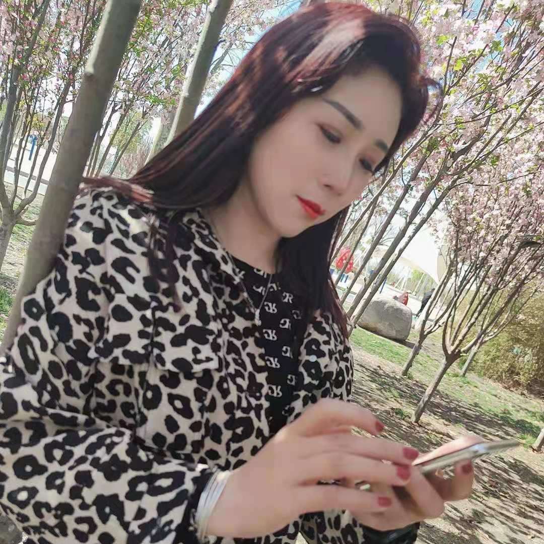 高挑有指甲油的照片