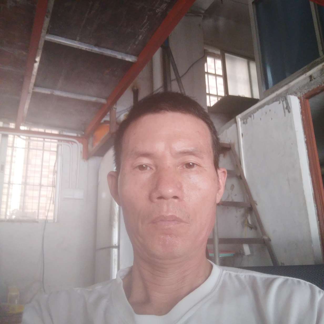 发卡浅吻还单身的照片