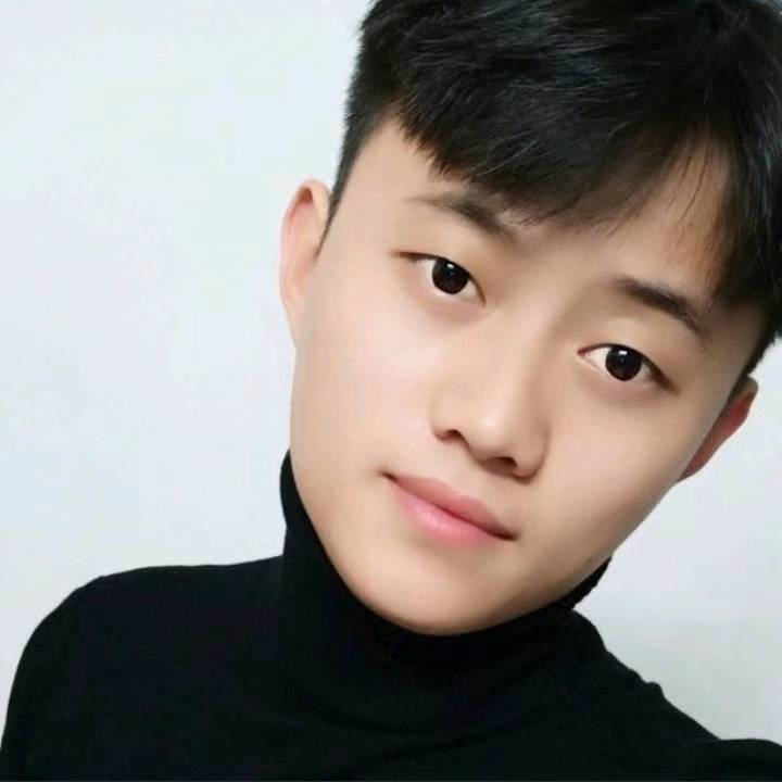 怡然踢小鸭子的照片