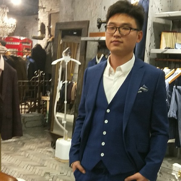 结单的小男人的照片