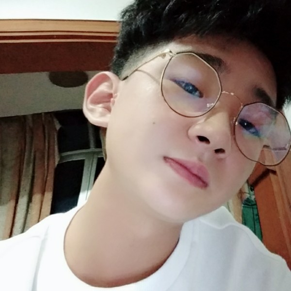 成年。的照片